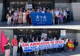 Arriba, la concentración oficial del Colegio de Abogados ante los Juzgados de Angustias. Debajo, la protesta previa convocada por el sindicato Venia.