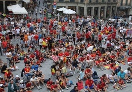 Cientos de segovianos ven el partido entre España y Alemania de cuartos de final en la pantalla gigante junto al Acueducto.