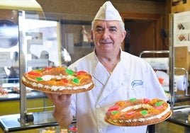 Carlos Garrote muestra los roscones, recién elaborados, a petición de sus clientes.