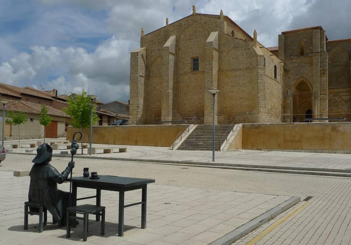 El monumento al peregrino, delante de la iglesia Santa María la Blanca de Villasirga.