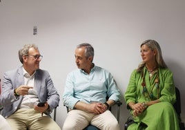 Mariano Veganzones, Pablo Sáez e Irene Carvajal, en la sede de Vox durante la noche electoral de las municipales de 2023.