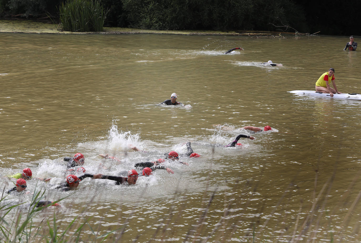 160 deportistas participan en el XXV Triatlón de Astudillo