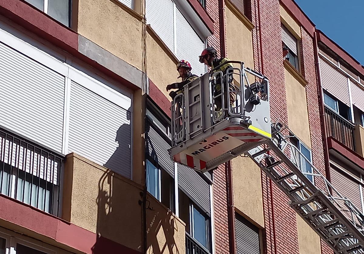 Intervención de los Bomberos en el número 33 de la calle Nicolás Salmerón.