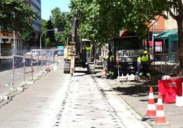 Obras de la red de calor en el tramo cortado de Manuel Silvela.