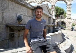 David Martín, en la fuente de la plaza de Día Sanz en Segovia.