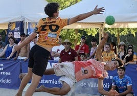 Escorzo de uno de los jugadores antes de su lanzamiento.