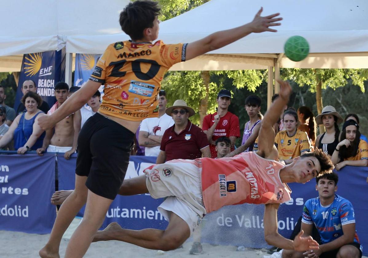 Escorzo de uno de los jugadores antes de su lanzamiento.