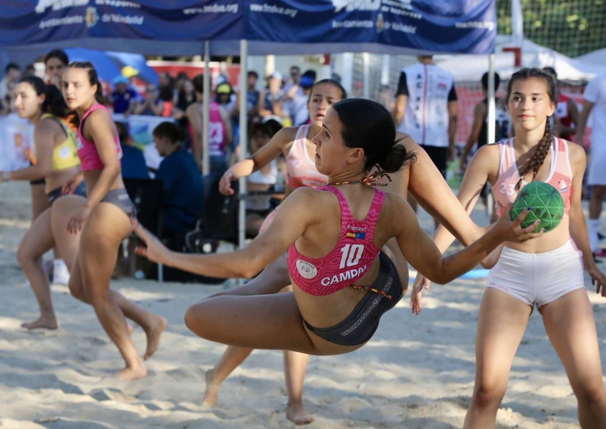 Imagen secundaria 1 - Las Moreras abre sus puertas al balonmano playa