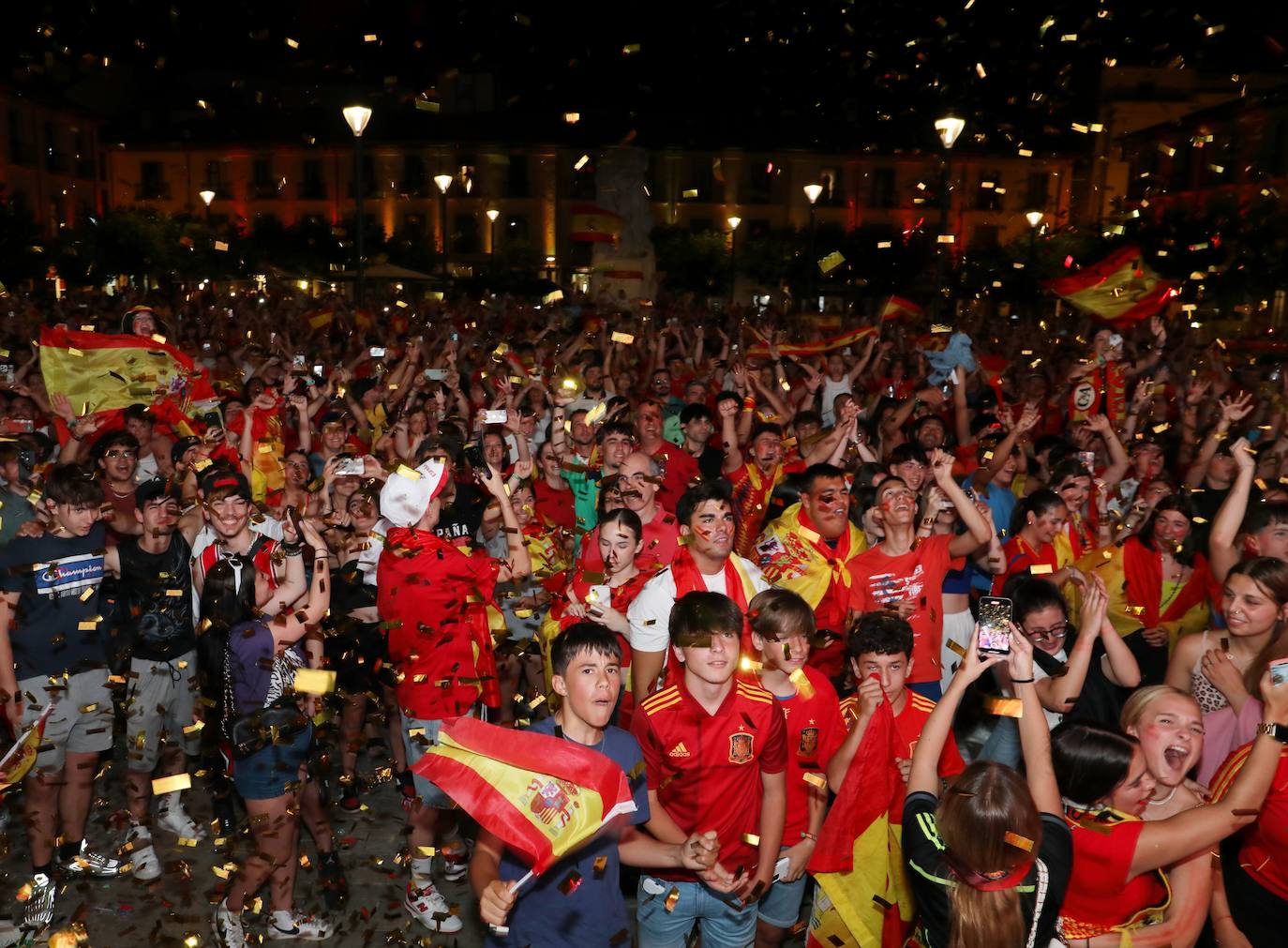 Así se celebró en la Plaza Mayor de Palencia el triunfo de España en la Eurocopa