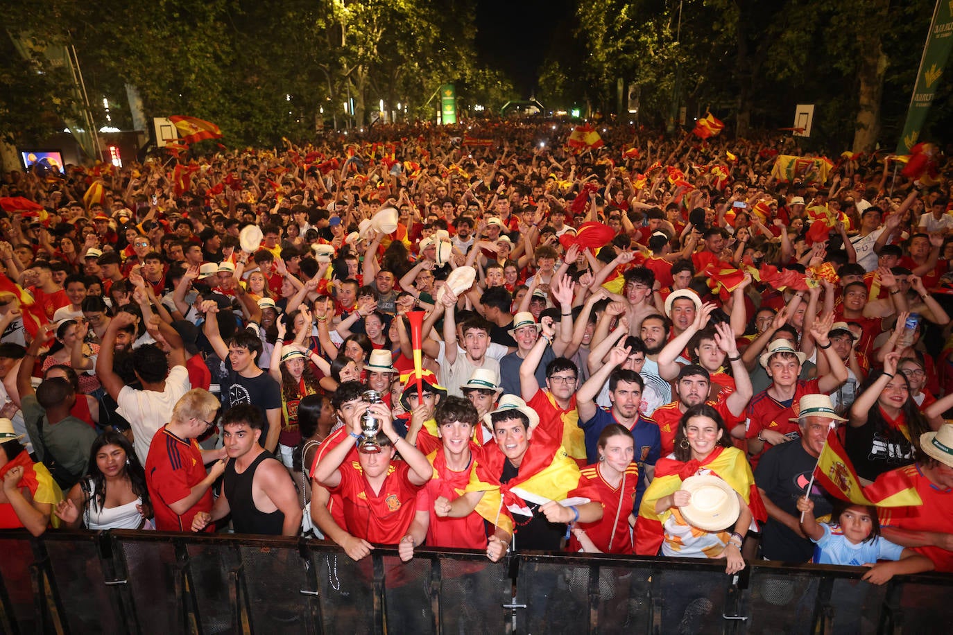 Las imágenes del espectacular ambiente en Recoletos para ver la final de la Eurocopa