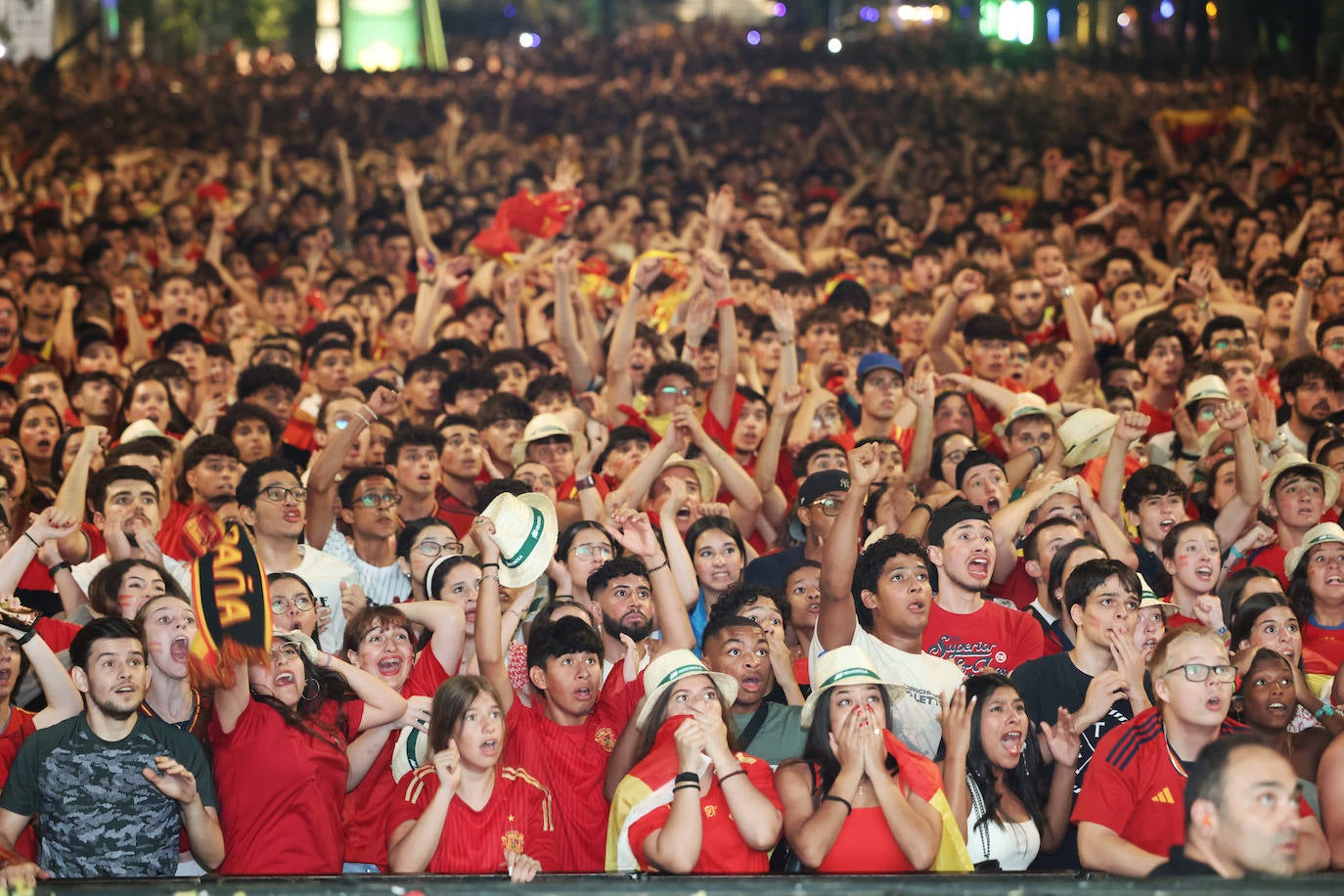 Las imágenes del espectacular ambiente en Recoletos para ver la final de la Eurocopa