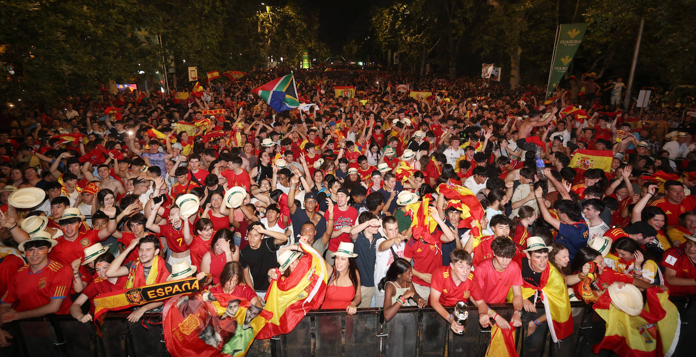 Las imágenes del espectacular ambiente en Recoletos para ver la final de la Eurocopa