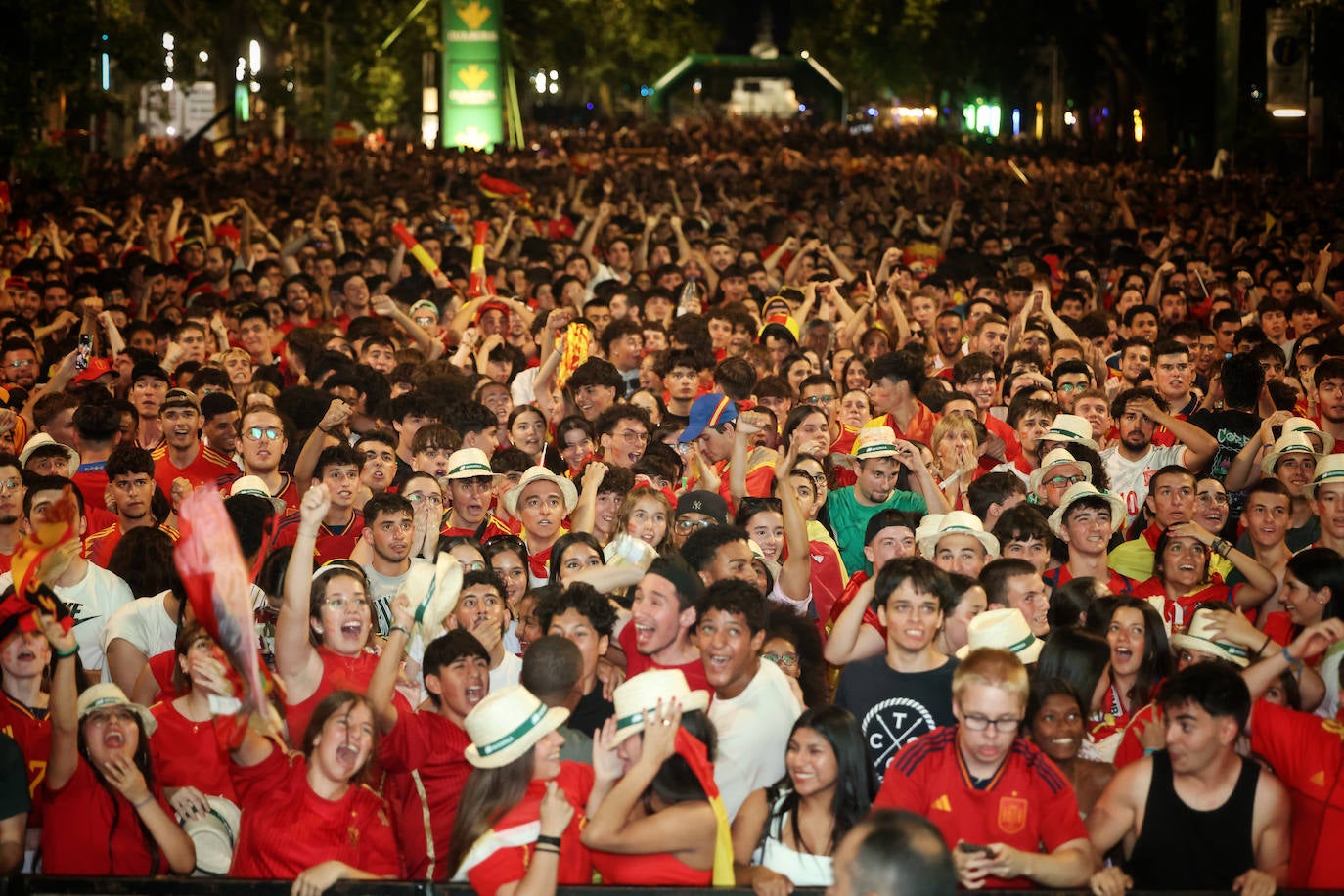 Las imágenes del espectacular ambiente en Recoletos para ver la final de la Eurocopa