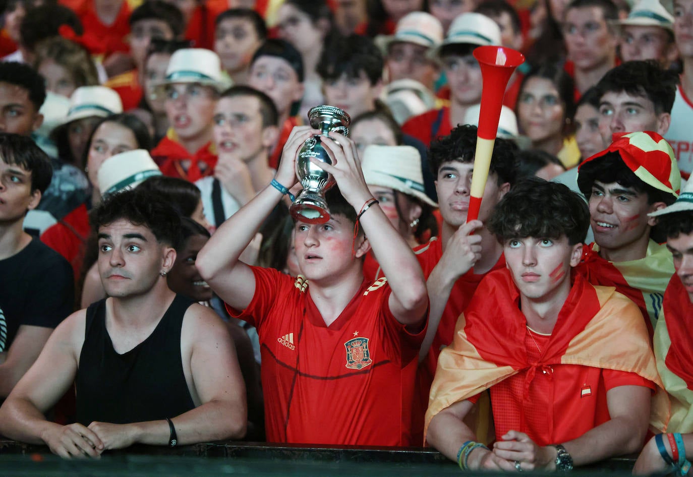 Las imágenes del espectacular ambiente en Recoletos para ver la final de la Eurocopa