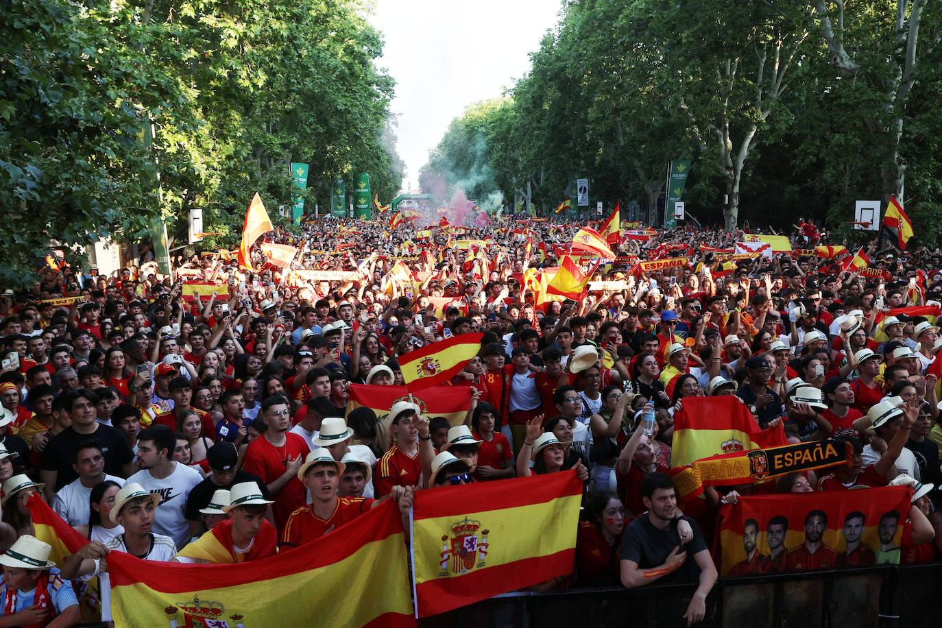 Las imágenes del espectacular ambiente en Recoletos para ver la final de la Eurocopa