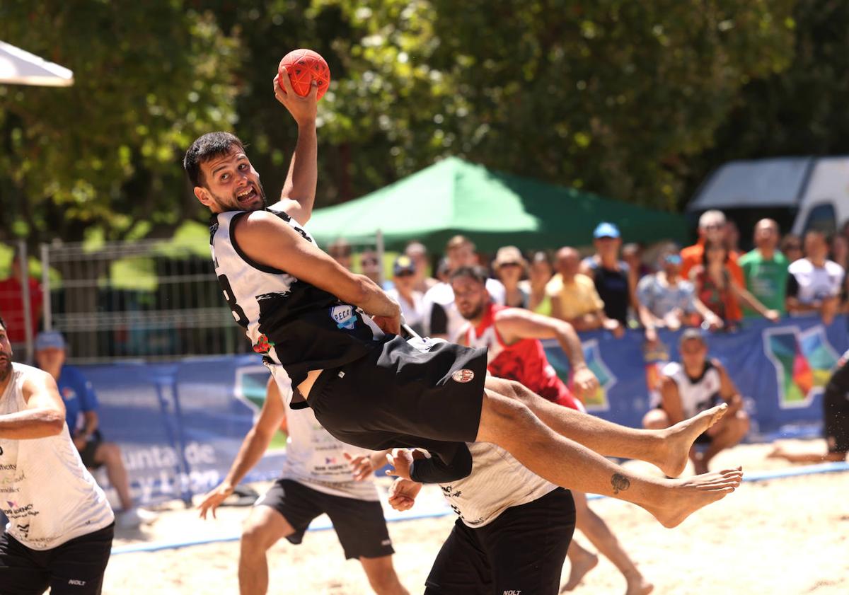 Imagen principal - AC Kaló y Rosé Beach se llevan el VI Torneo de balonmano playa