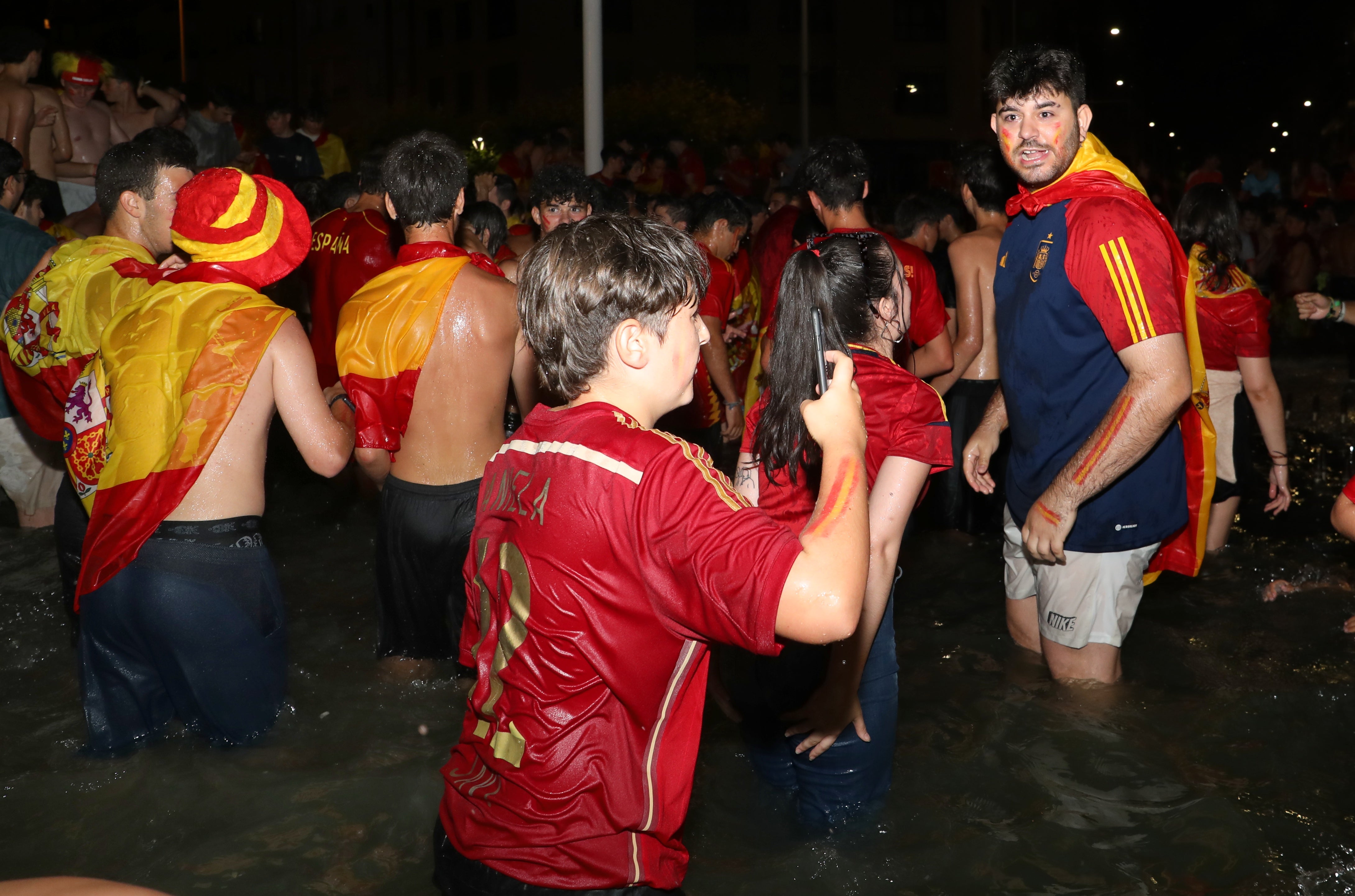 Palencia se baña en la fuente de la plaza de España para celebrar la Eurocopa