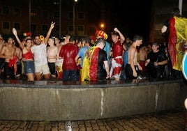 Palencia se baña en la fuente de la plaza de España para celebrar la Eurocopa