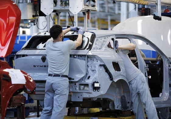 Operarios de la fábrica de Renault en Valladolid ensamblan un Symbioz, el nuevo modelo híbrido de la marca.