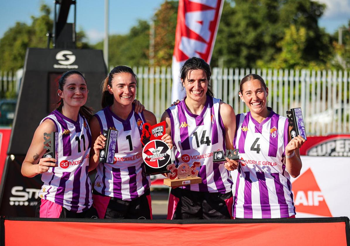 El equipo de 3G RVB 3x3 Femenino posando con sus trofeos.