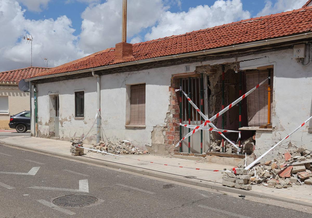 Daños provocados en la casa de la calle Inés Moro con la que ha chocado el coche.