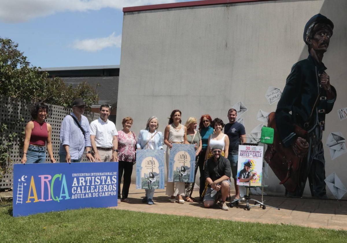 Presentación de ARCA, este lunes junto al mural del clown Kike Kikolas, en la estación de autobuses de la localidad.