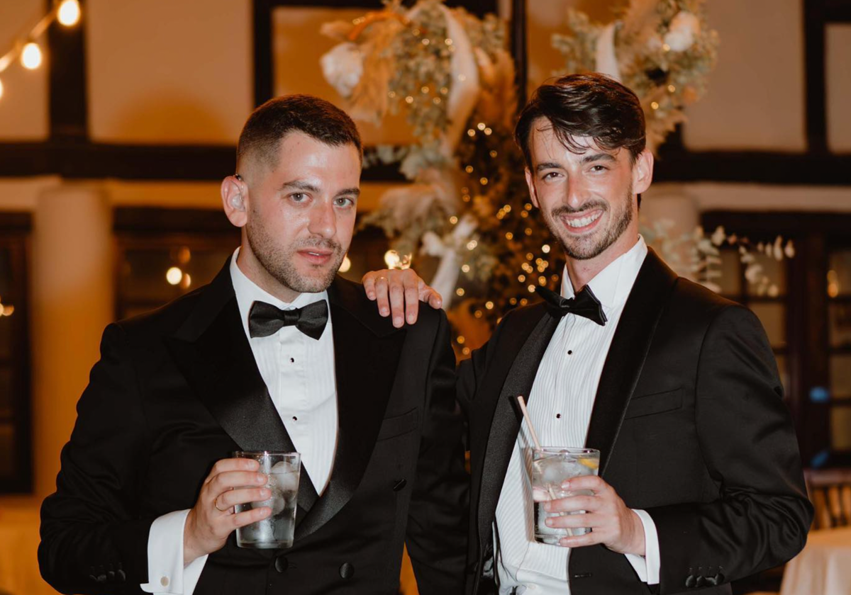 Baro Lucas y Álvaro Rodenas, el día de su boda vestidos con un diseño de Baro Lucas.