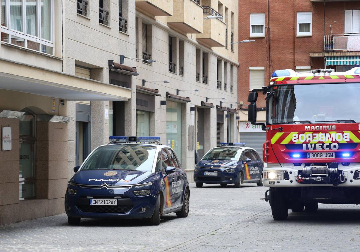 La Policía Nacional y los bomberos, en una intervención anterior.