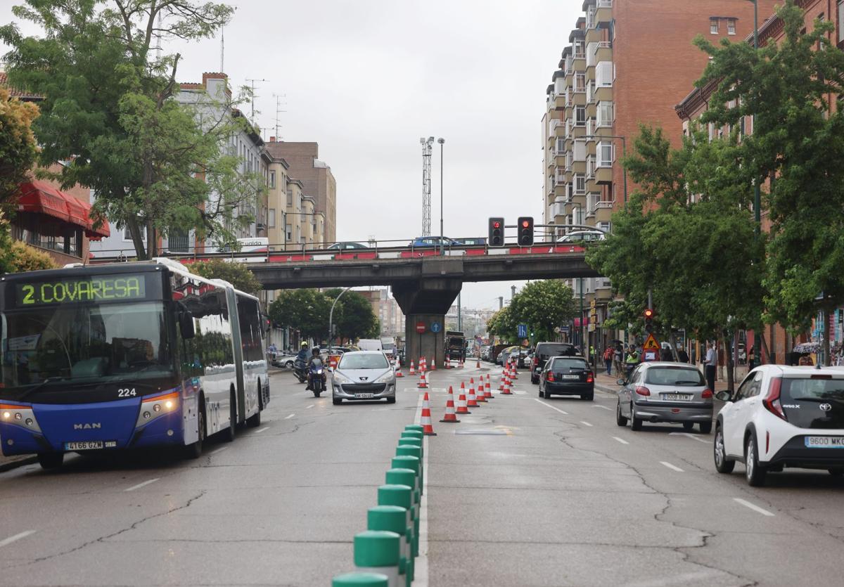 Carriles cerrados al tráfico bajo el viaducto de Arco de Ladrillo, este lunes por la mañana.