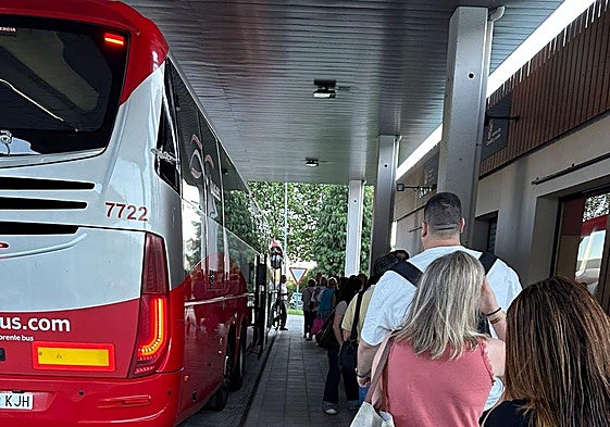 Cola de usuarios en la estación de El Espinar para coger el autobús a Madrid.