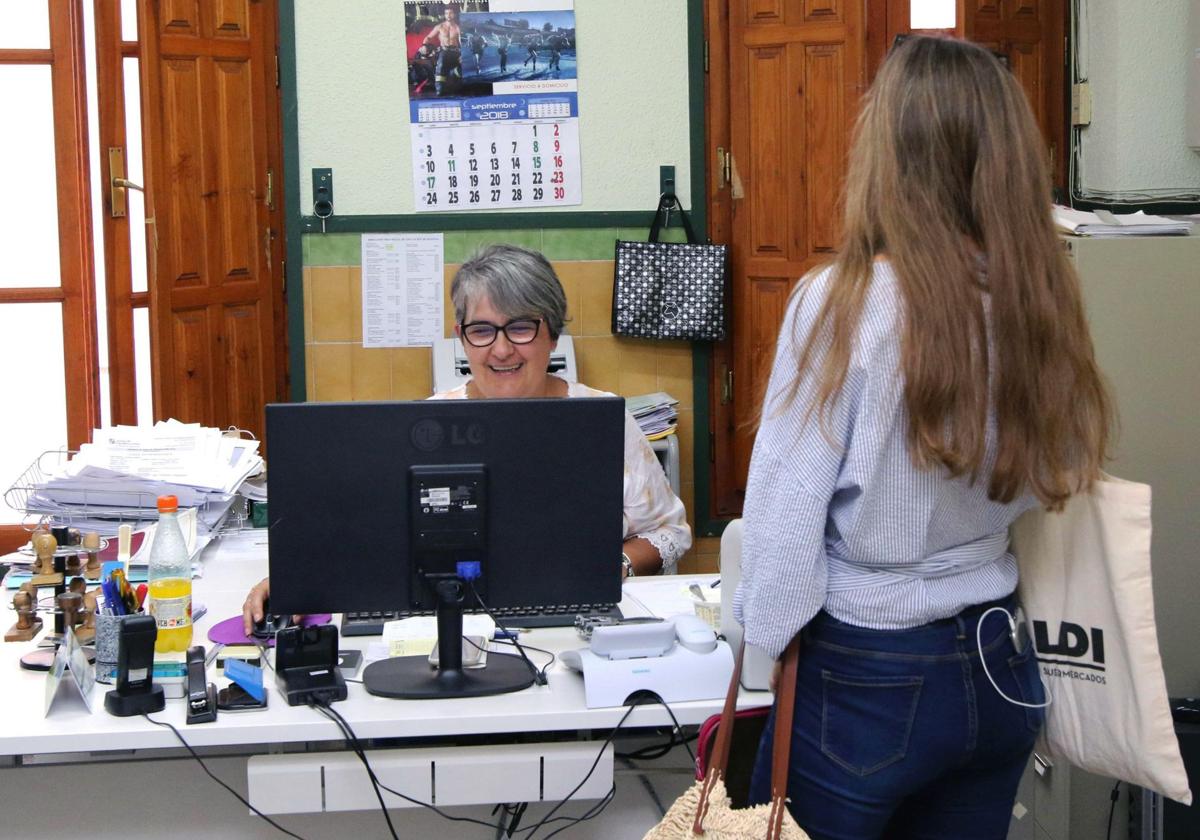 Una joven acude a matricularse en la Escuela Oficial de Idiomas de Segovia.