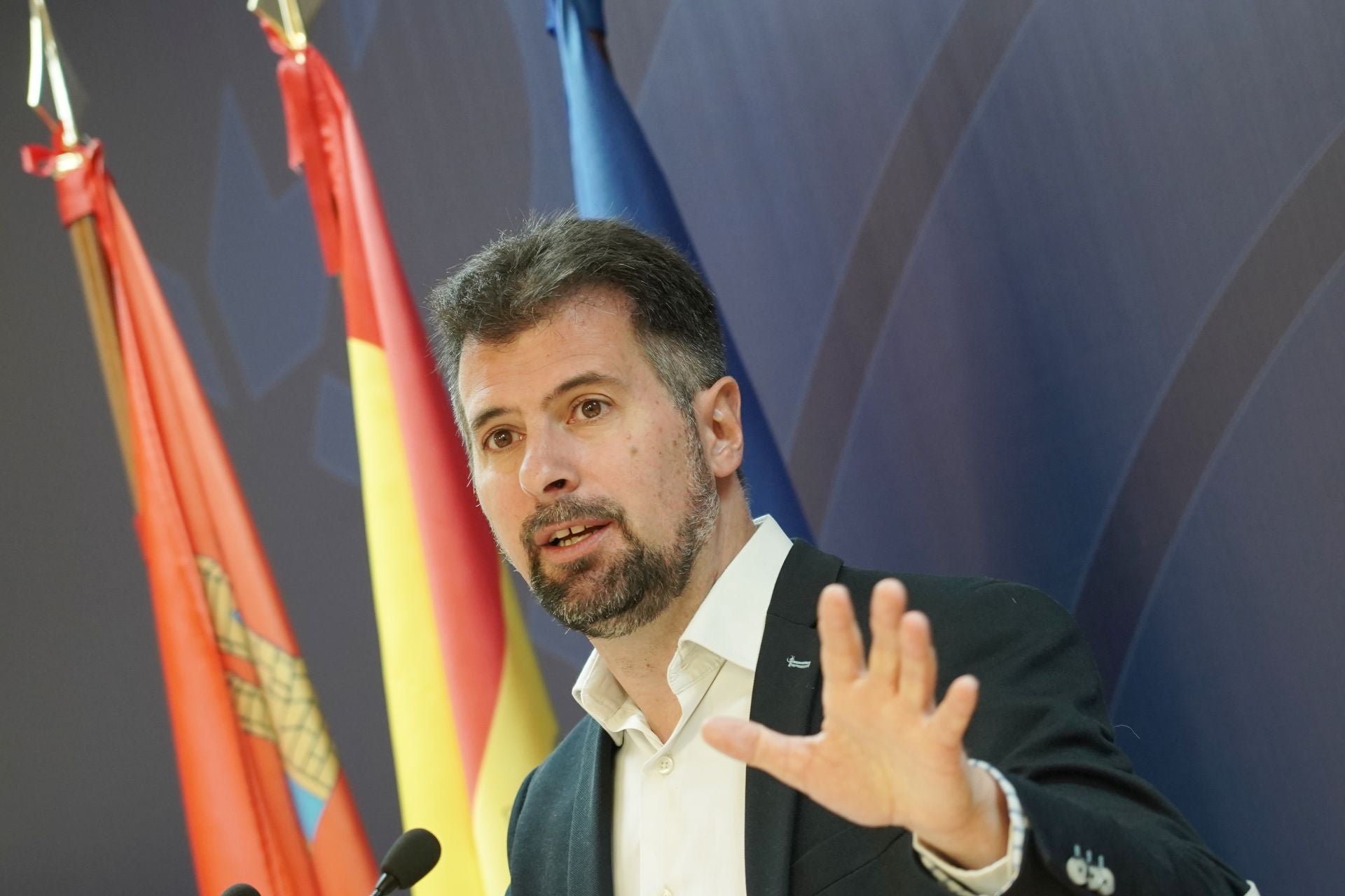 Luis Tudanca, durante su rueda de prensa en las Cortes.
