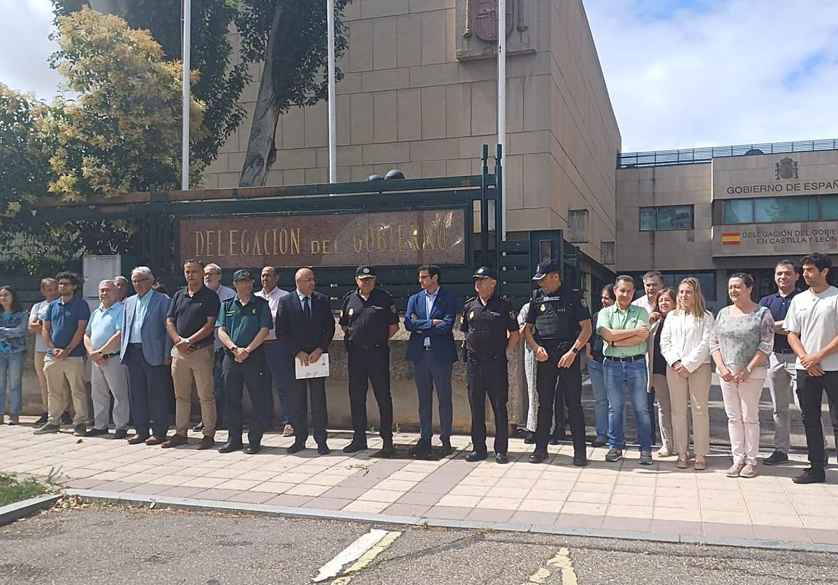 Minuto de silencio este lunes frente a la Delegación del Gobierno en Castilla y León.
