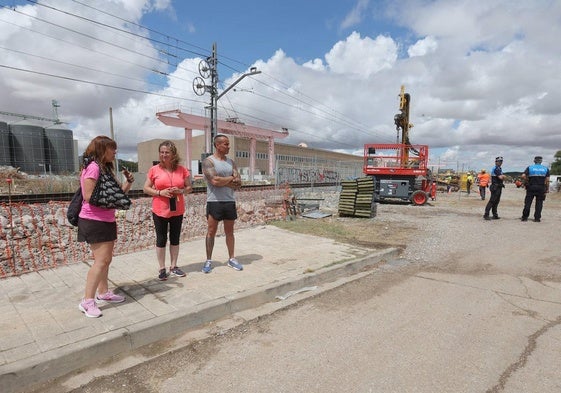 Varios vecinos, en la zona por donde avanzan las obras, vigiladas también por la Policía Local.