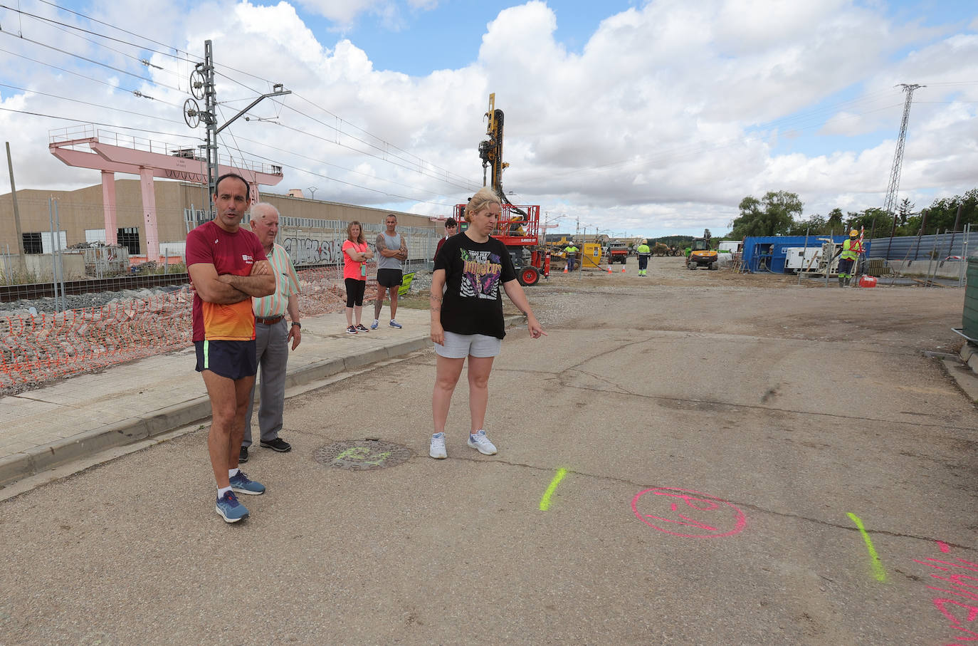 Vecinos del Camino Viejo de Husillos entonan el &#039;No nos moverán&#039;