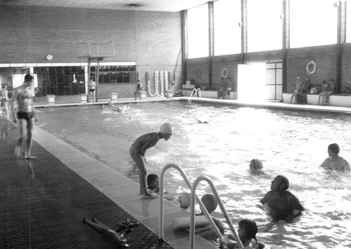 Imagen secundaria 1 - El instituto en una fotografía de 1910. Abajo, la piscina deportiva que se construyó en los años sesenta, hoy desaparecida. A la derecha, una imagen de los años setenta en la que los coches aparcaban a la puerta del edificio de la Plaza de San Pablo.