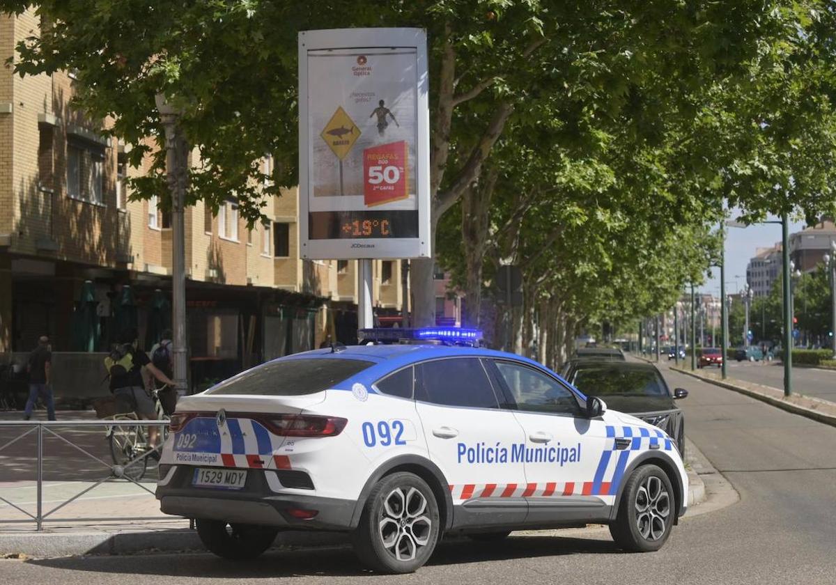 Una patrulla de la Policía Municipal en el Paseo de Zorrila.