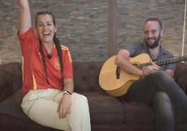 Isabel Aaiún interpreta su versión de La Potra Salvaje en apoyo a la selección española.