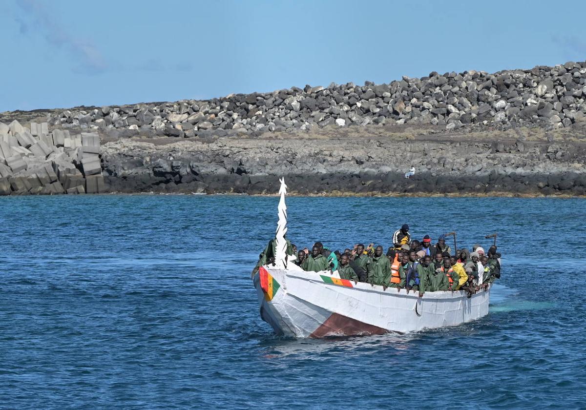 Un cayuco llega a la isla de El Hierro el pasado mes de junio.