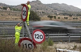 Dos operarios sustituyen una señal en la A-7, en Alicante.