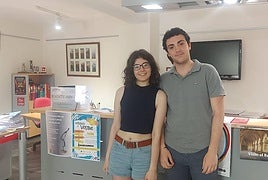 Los dos jóvenes, en la Oficina de Turismo de Carrión.