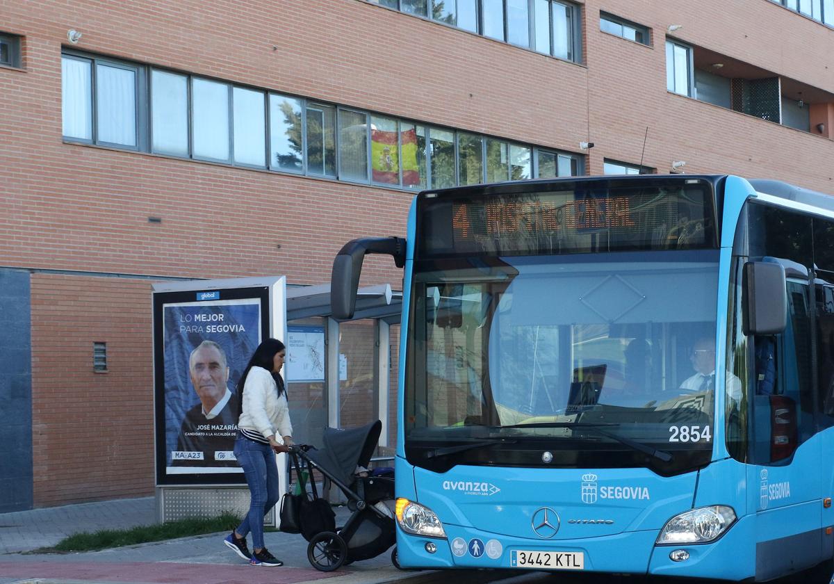 Autobús de la línea 4 del servicio público de transporte urbano.