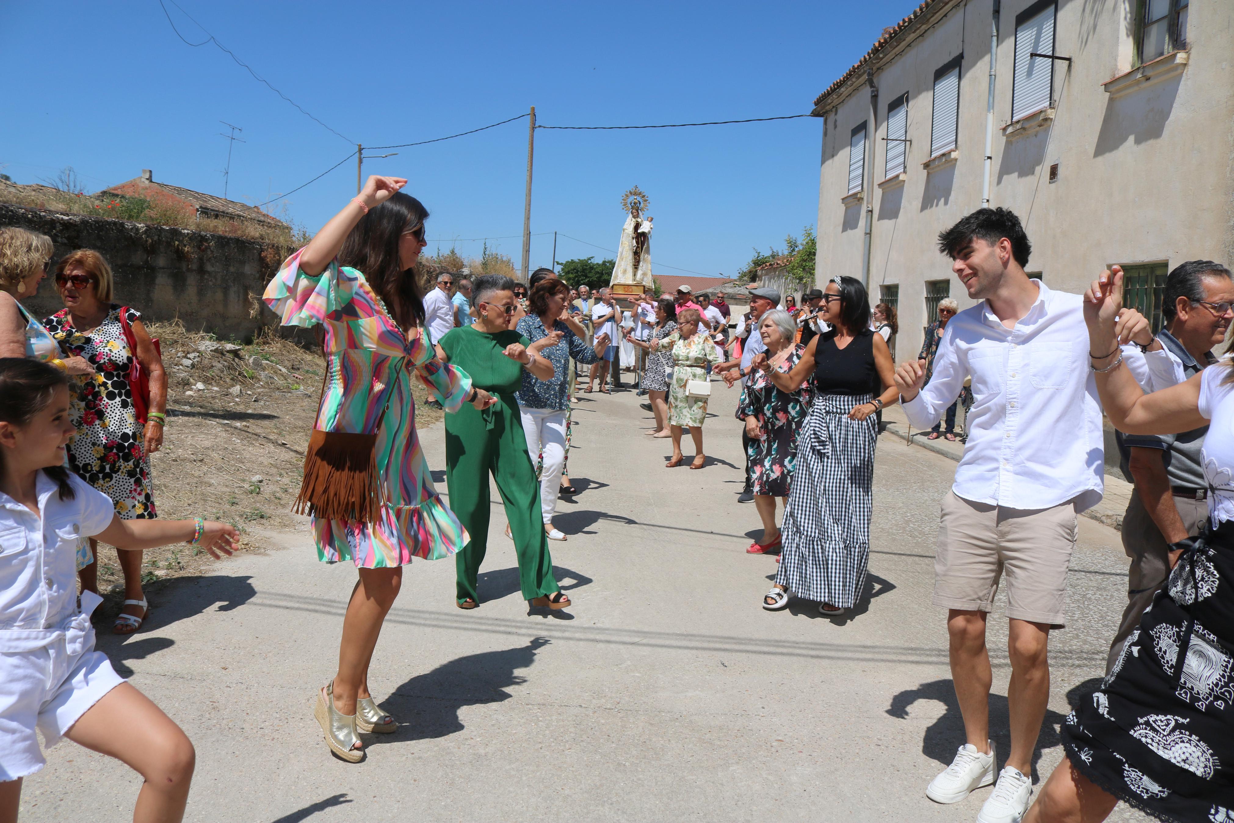 Cevico Navero se rinde a la Virgen del Carmen