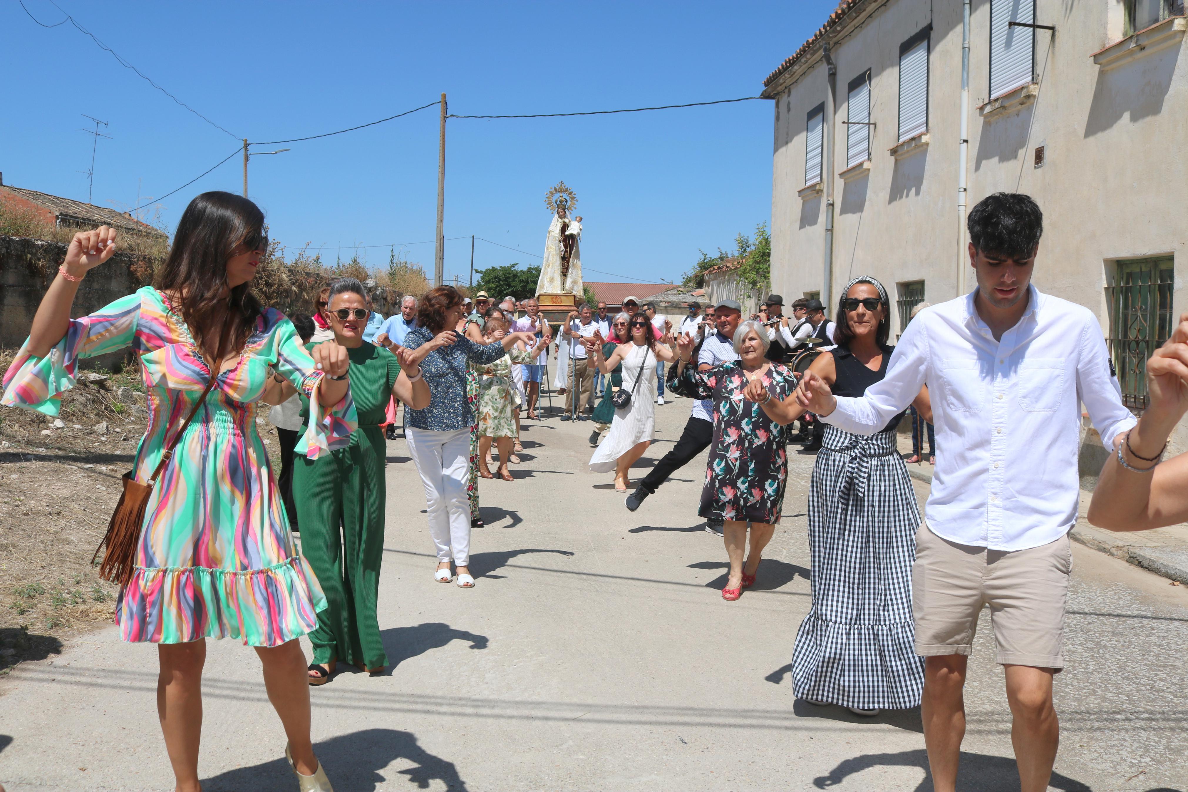 Cevico Navero se rinde a la Virgen del Carmen