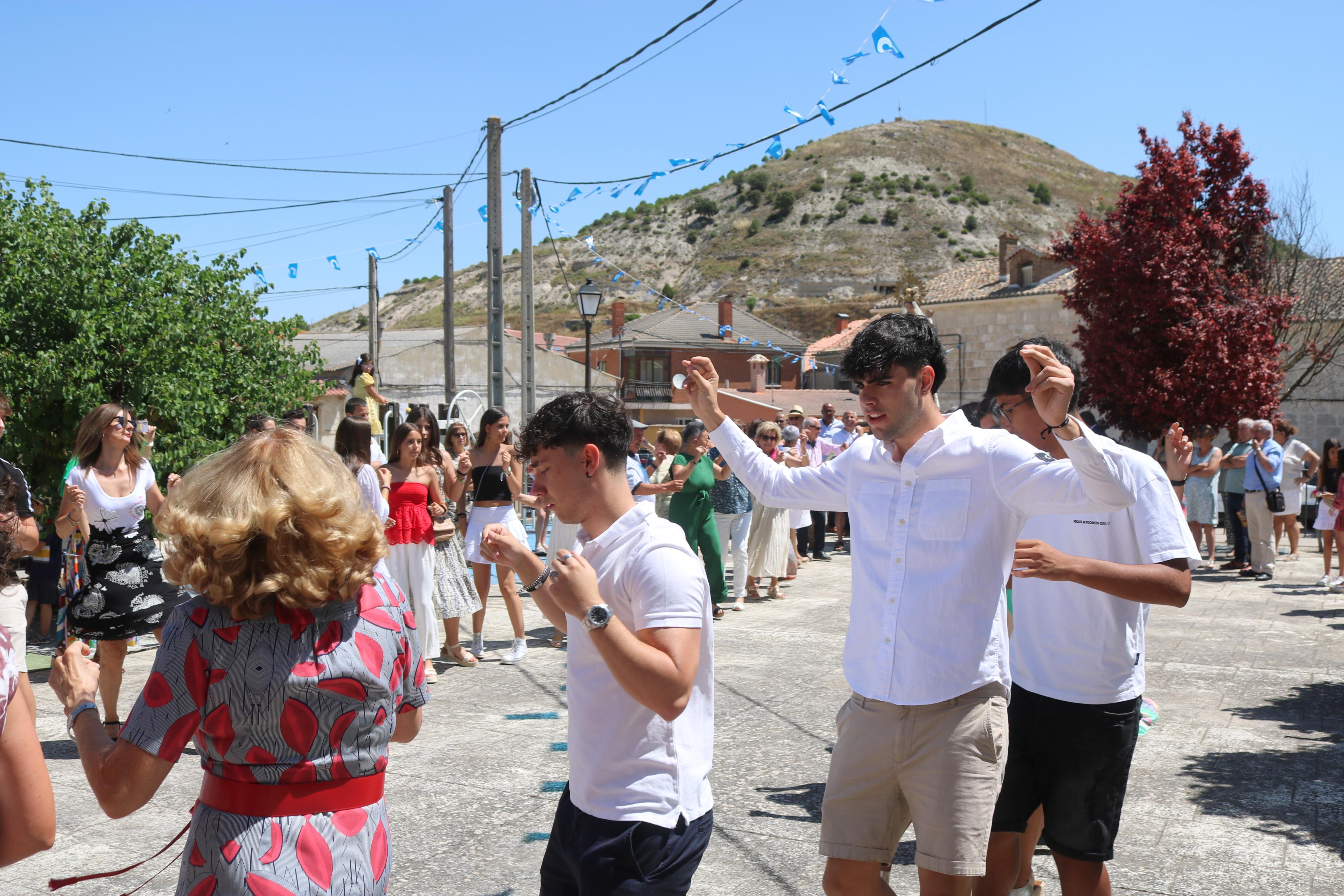 Cevico Navero se rinde a la Virgen del Carmen