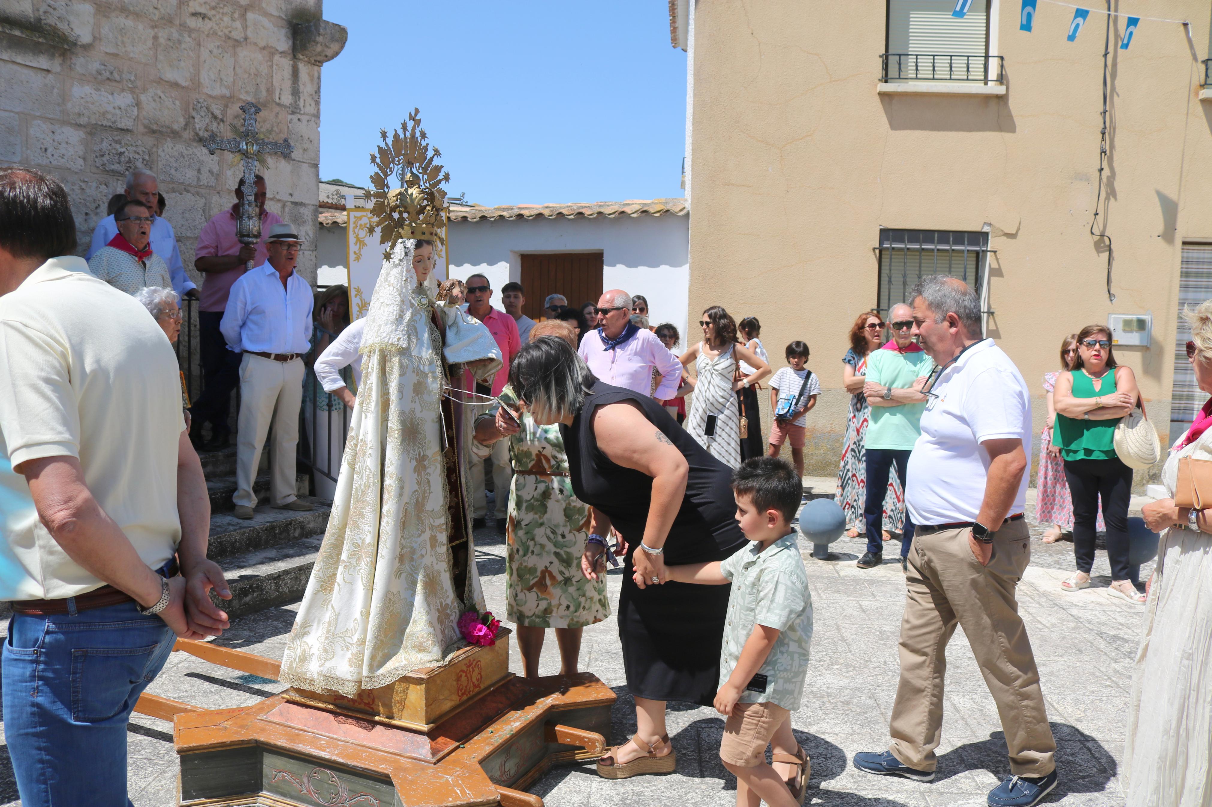 Cevico Navero se rinde a la Virgen del Carmen