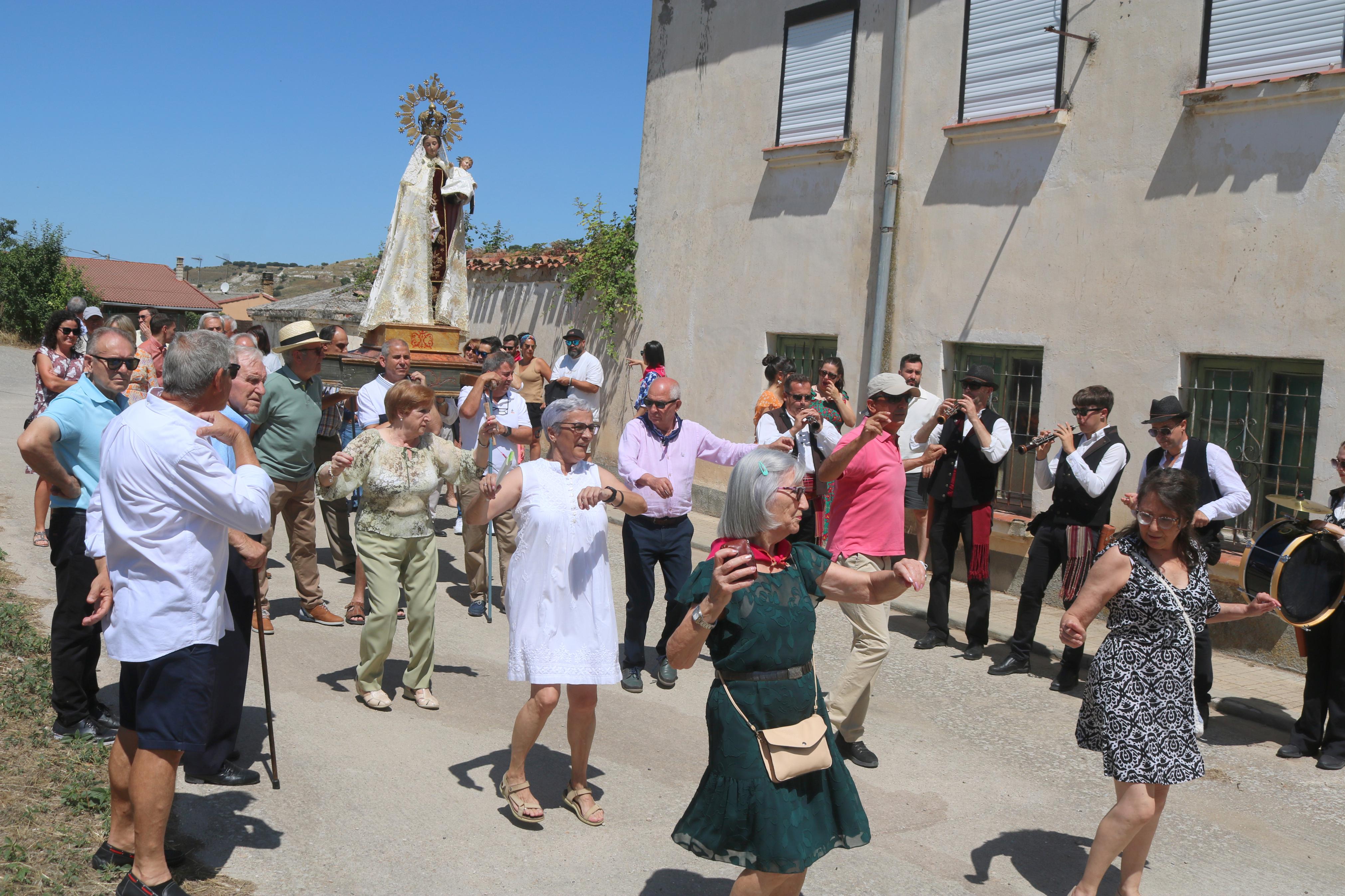 Cevico Navero se rinde a la Virgen del Carmen