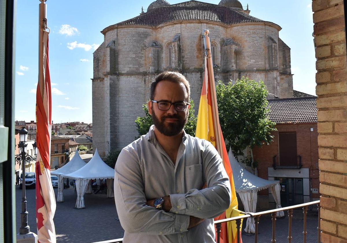 Ángel Velasco Cocho, concejal de Festejos de Cigales en el balcón del ayuntamiento