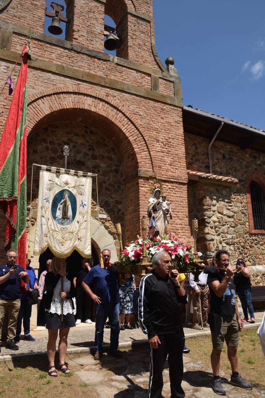 El buen tiempo acompaña a la Virgen del Carmen en Guardo