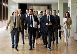 Juan García-Gallardo y Carlos Pollán, junto a consejeros y procuradores hace una semana en las Cortes, antes la comparecenciadel ya exvicepresidente a mitad de legislatura.